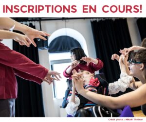 Au centre, deux jeunes femmes, l'une en fauteuil roulant en position presqu'horizontale, l'autre debout derrière elle, tendent les bras vers l'avant. Autour, plusieurs bras se tendent vers les deux femmes du ventre. La photo est prise dans un studio de danse avec fenêtre et grands rideaux noirs. On peut lire "Inscriptions en cours".