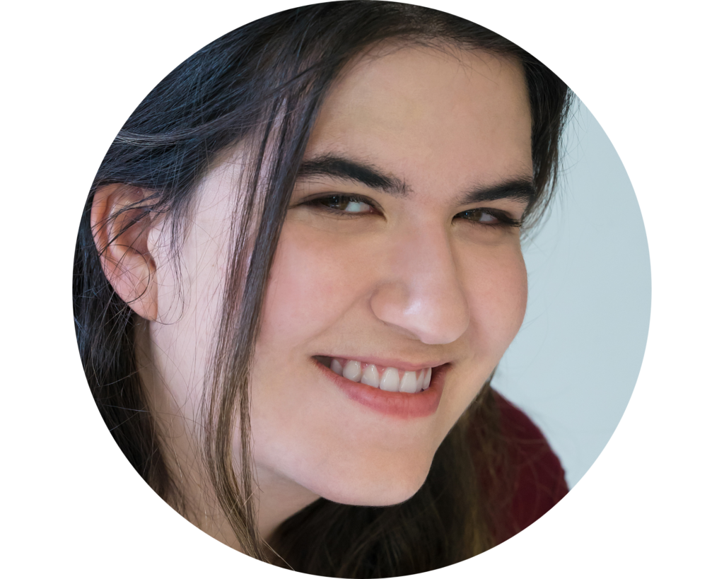 Anne Tremblay, femme blanche aux cheveux lisses et regard perçant regarde la caméra en souriant d'un air confiant.