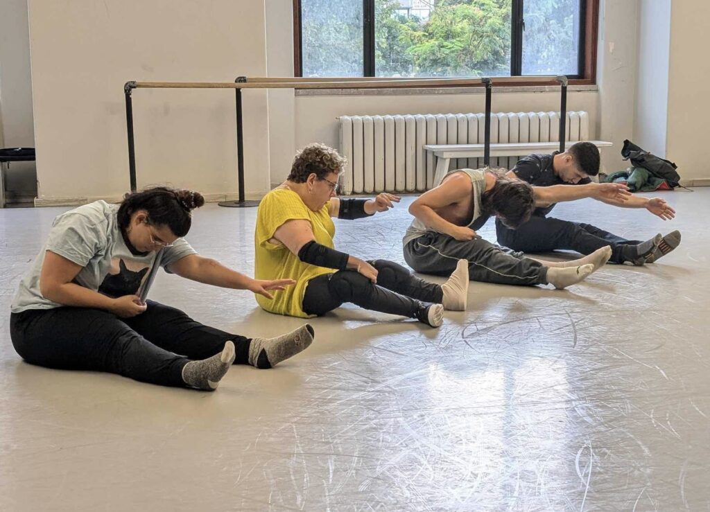 Photo de l'équipe de Les loups en nous, en répétition dans un studio de danse.