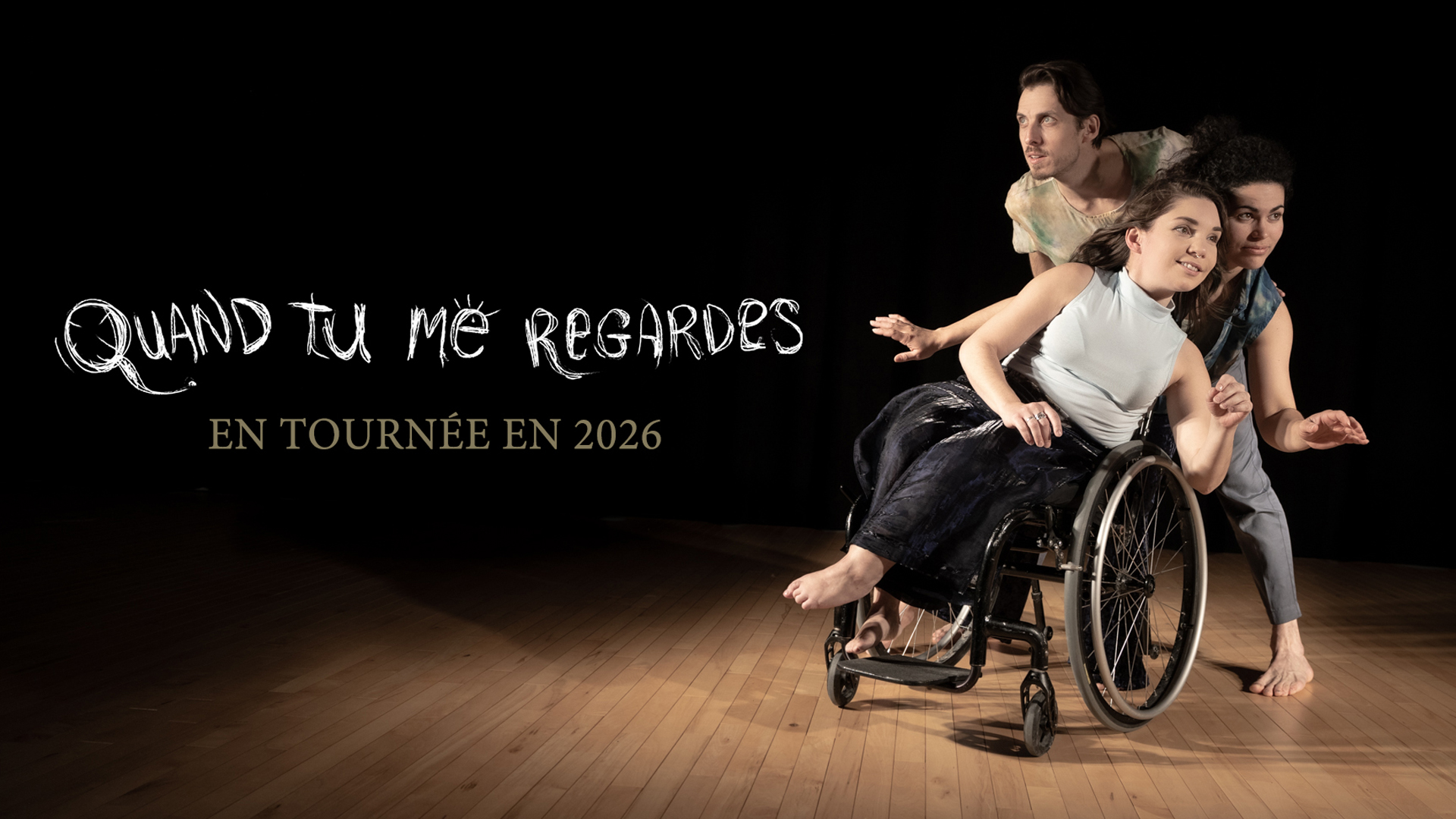 Les trois interprètes du spectacle Quand tu me regardes dansent à côté du titre du spectacle. Il est écrit "en tournée en 2026".